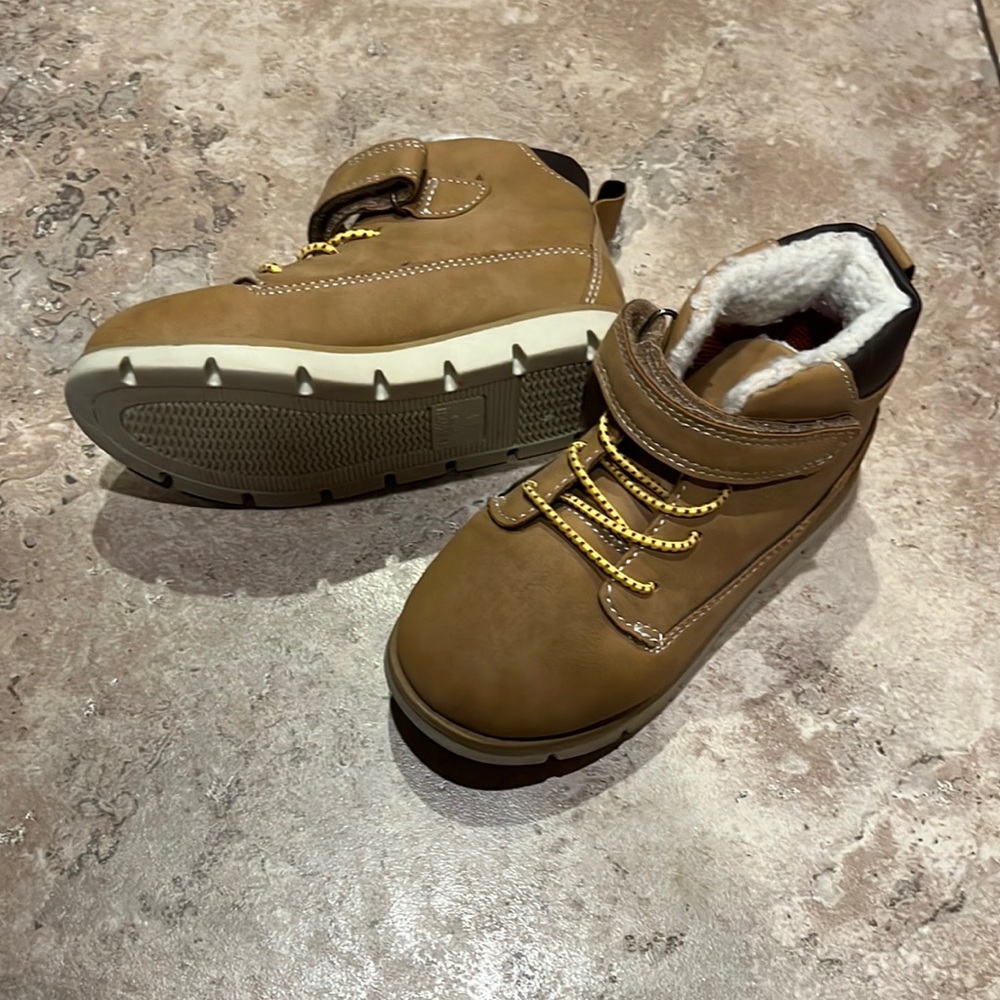 Oshkosh Bgosh boots 🥾 size 10